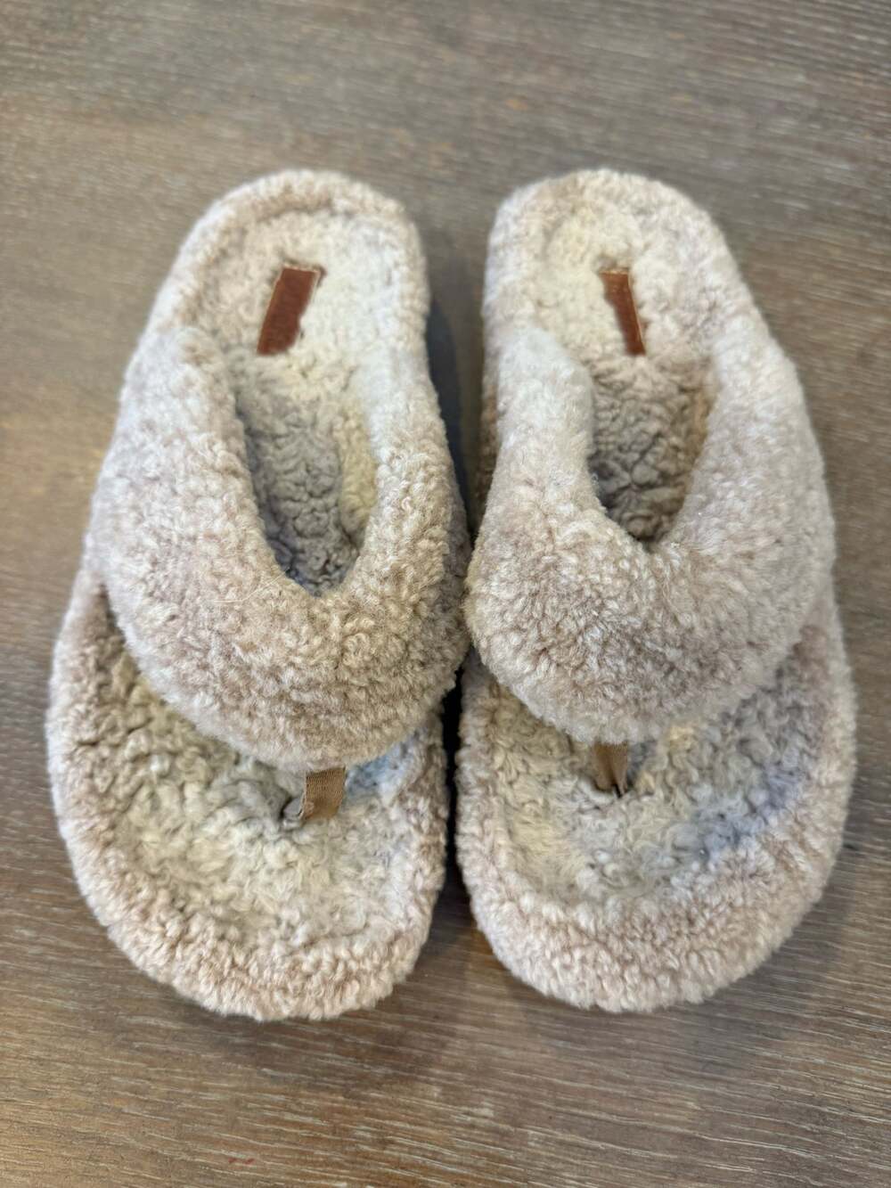 OluKai Kīpe'a Heu Fuzzy Slipper Sandals Shoes Tan Cream Women size 8